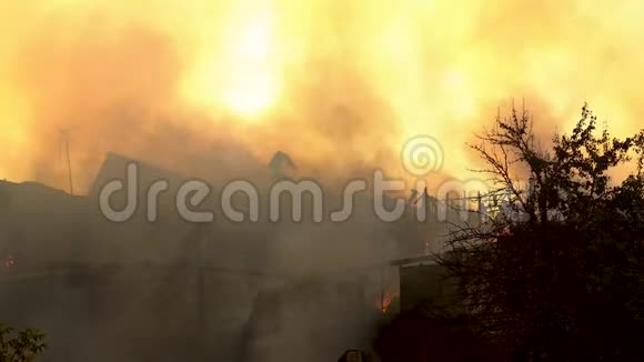 住宅楼的大火很多烟视频的预览图