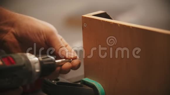 木工工人将螺丝钻入胶合板视频的预览图