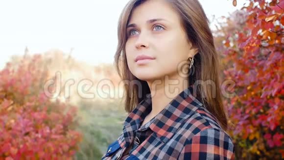一个美丽的女孩的秋天肖像视频的预览图