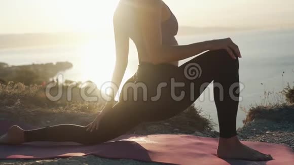 女性身体的剪影部分做瑜伽运动在阳光下伸展动作缓慢视频的预览图