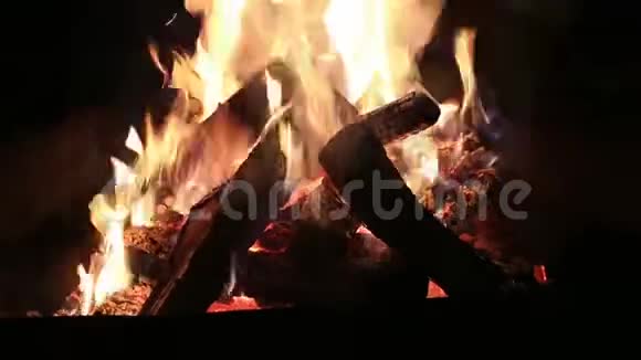 把更多的木头加到壁炉里烧火视频的预览图