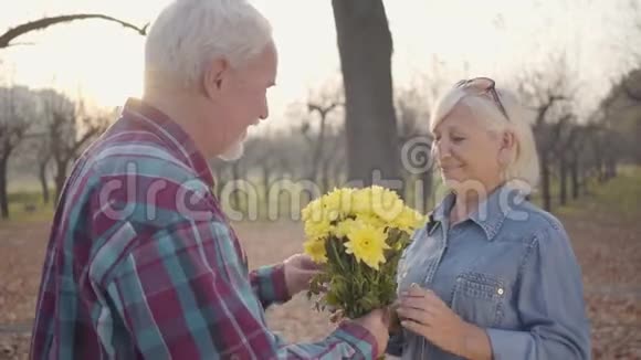 高加索人给他可爱的妻子一束菊花并亲吻她积极的欧洲成熟家庭视频的预览图