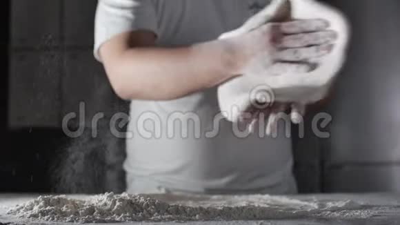 面粉从一个专业厨房的意大利厨师手中掉落用面粉做面团视频的预览图