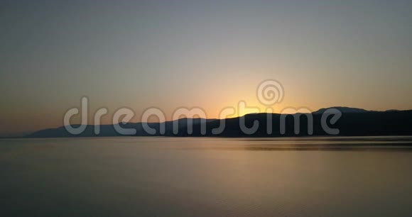 一个巨大的湖的空中拍摄阳光反射在水中土耳其视频的预览图