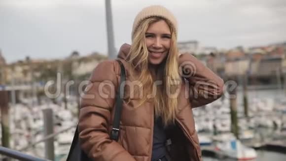 法国快乐旅游青年妇女的肖像头发飞扬后台的船视频的预览图