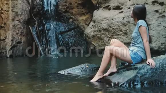 女士欣赏泰国瀑布美景视频的预览图