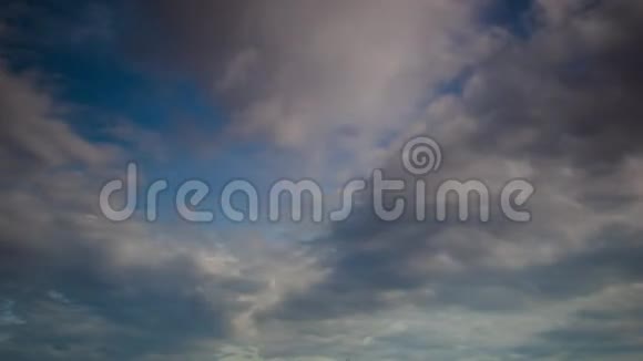 天空和云彩自然背景天空和云彩与太阳视频的预览图