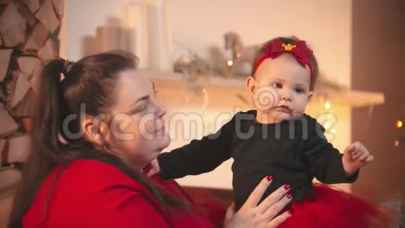 圣诞节概念一个丰满微笑的女人抱着她的小女儿视频的预览图