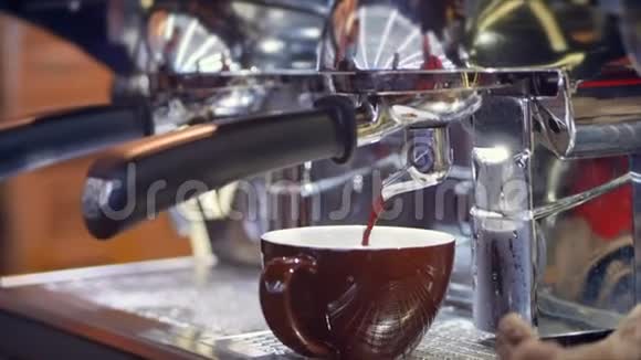 咖啡浓缩咖啡准备意大利最高品质浓缩咖啡专业咖啡机制作视频的预览图