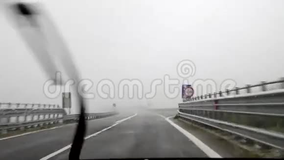 开车穿过雾视频的预览图