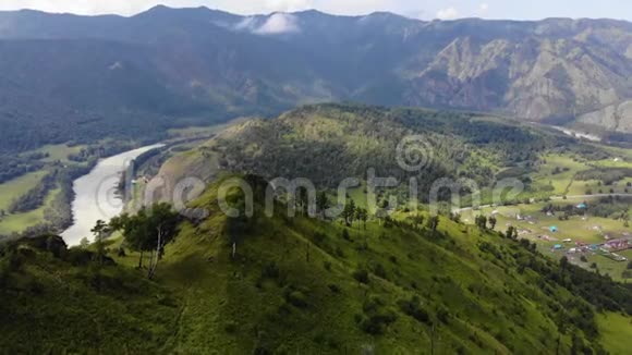 空中视角阿尔泰山低空飞越高山带河的山谷全景视频的预览图