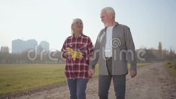 嘲笑成熟的白种人夫妇在秋天的晚上散步和交谈快乐的欧洲资深家庭视频的预览图