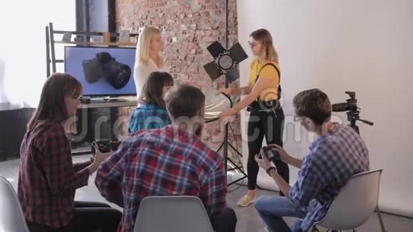 摄影工作室为年轻创意人士举办的培训课程专业设备上配有反射相机视频的预览图