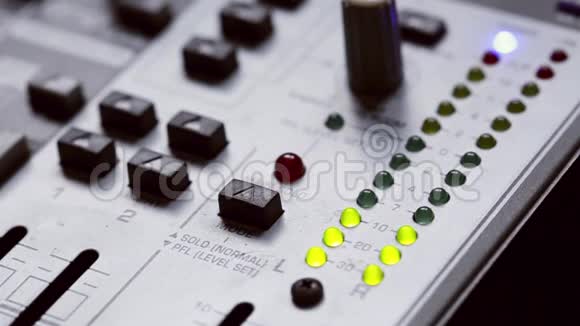 混音控制台上的指示电平信号视频的预览图