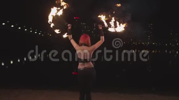 粉红头发的火女和燃烧的扇子跳舞视频的预览图
