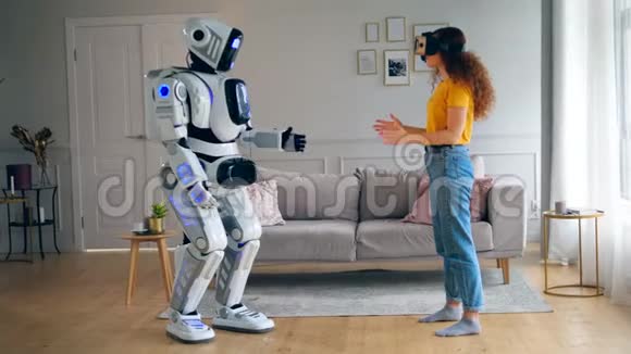 机器人模仿女人动作而她戴着VR眼镜Cyborg和人类概念视频的预览图