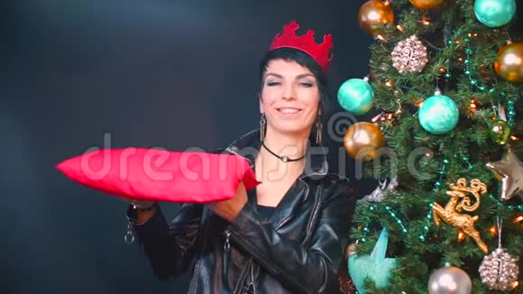 一个头上戴着红色皇冠的女孩手里拿着一个红色礼品盒视频的预览图