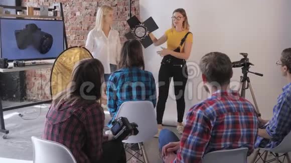 摄影设备在工作室摄影老师的主课期间老师谈论如何与工作室照明到年轻视频的预览图