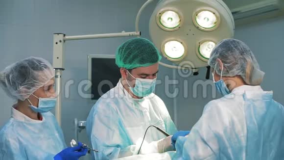 两个外科医生在工作视频的预览图