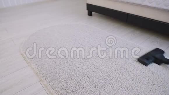 女用吸尘器清洁客厅里美丽的米色地毯视频的预览图