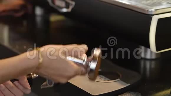 用捣碎的新鲜咖啡做磨碎的咖啡特写镜头从头到尾煮咖啡提供新鲜的地面咖啡视频的预览图