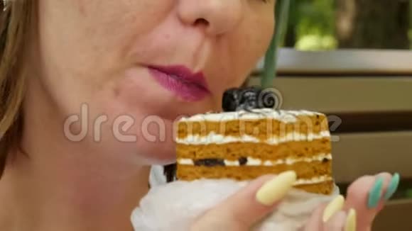 迷人的女人吃蛋糕视频的预览图