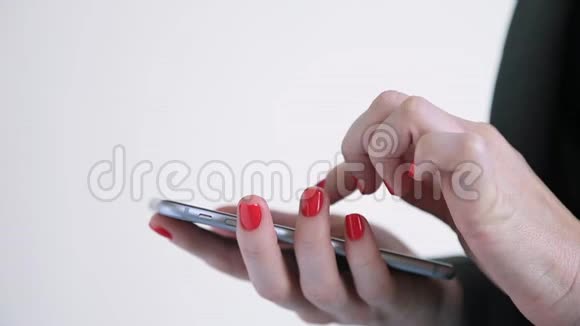 在智能手机商务女性打字信息或电子邮件上特写女性手短信视频的预览图