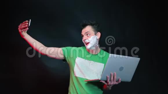 一个满脸剃须泡沫的疯狂程序员视频的预览图