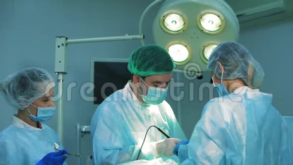 两个外科医生在工作视频的预览图