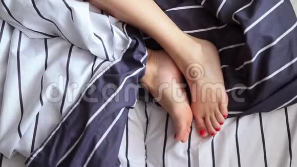 女人在床上腿在框架里早上醒来放松视频的预览图