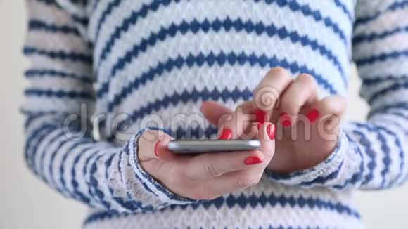 在智能手机上特写女性手打字信息或电子邮件视频的预览图