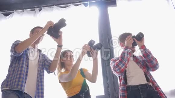 业余摄影年轻的专业人士在摄影工作室为摄影师举行的研讨会上拍摄单反相机的快照视频的预览图