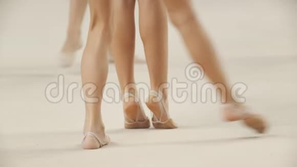在艺术体操比赛中年轻女子的腿表演她们的外表视频的预览图