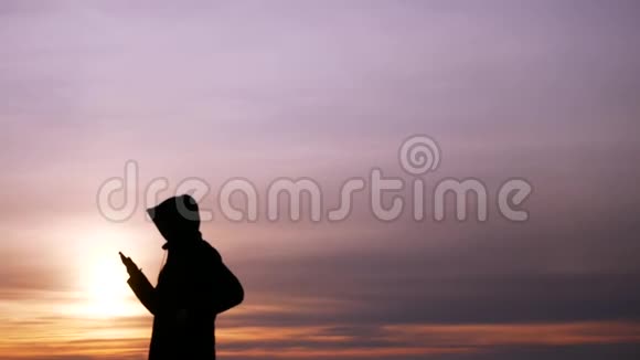 一个人站在岩石码头上在海上欣赏日落斯洛伐克语视频的预览图