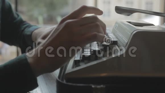 男性手在旧打字机上书写8毫米旧胶片损坏效果视频的预览图