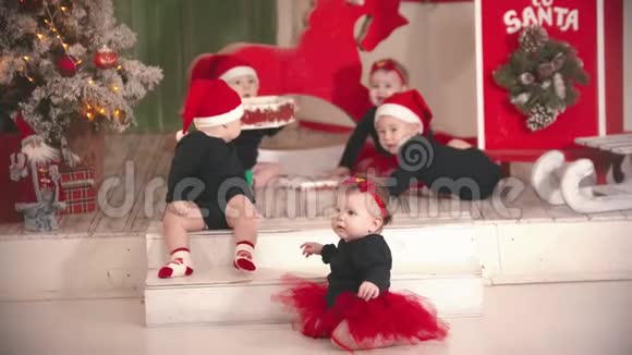 圣诞节概念小宝宝坐在地毯上玩空盒子视频的预览图