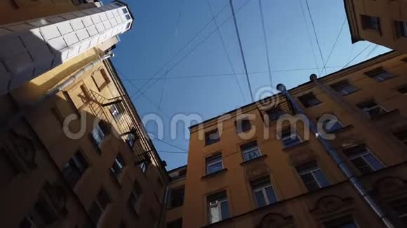 天空和有电线网的建筑物视频的预览图