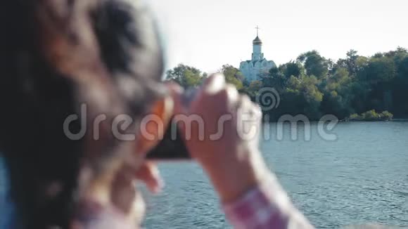 近景后景女子摄影寺站在岛上的复古相机视频的预览图