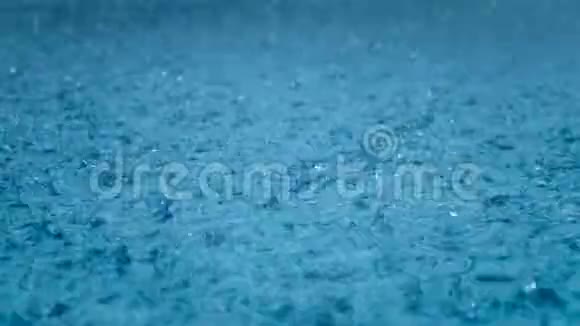 特写降雨雨滴掉落水面暴风雨雨季视频的预览图
