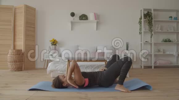 非裔美国妇女练习向上瑜伽视频的预览图
