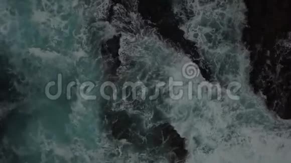 海面上的泡沫波浪五颜六色的水4k视频的预览图