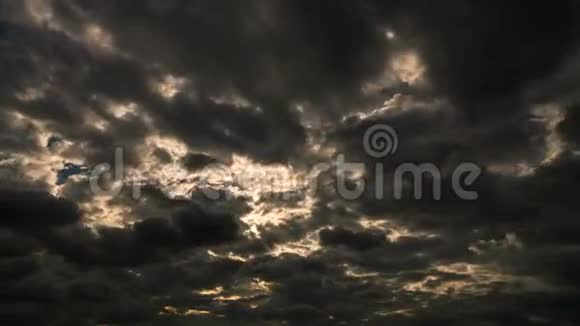 雷雨前天空中云的时间流逝视频视频的预览图