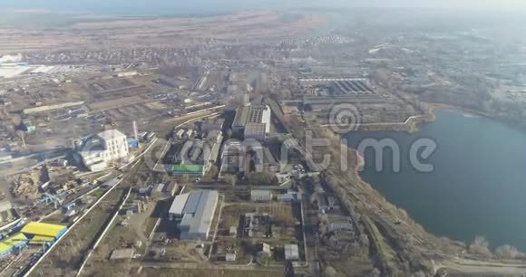 河附近的现代化工厂从无人机可以看到湖景附近的大型现代化工厂视频的预览图