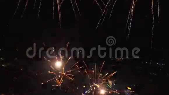 在天空燃放烟花庆祝新年城市景观鸟瞰视频的预览图