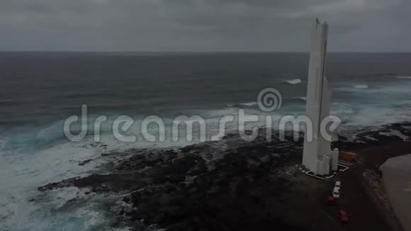 从高角度观看地中海前景有灯塔4k视频的预览图