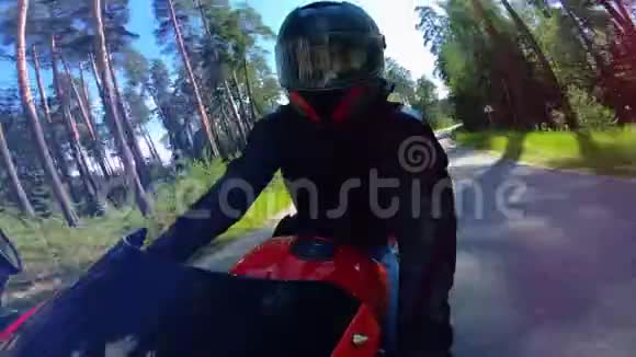 骑摩托车司机的前景视频的预览图