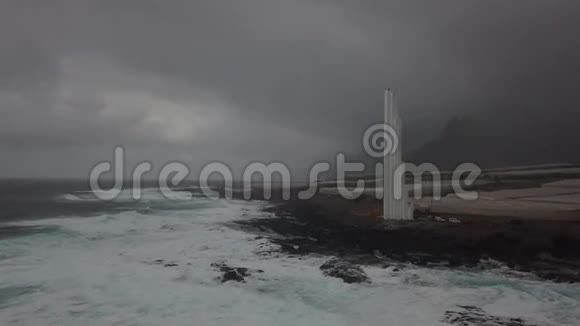 一个大的未来灯塔暴风雨的海洋和多云的天空4k的空中镜头视频的预览图