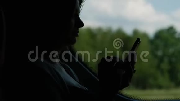 在公共汽车旅行听音乐和使用手机中孤独女性的特写剪影视频的预览图