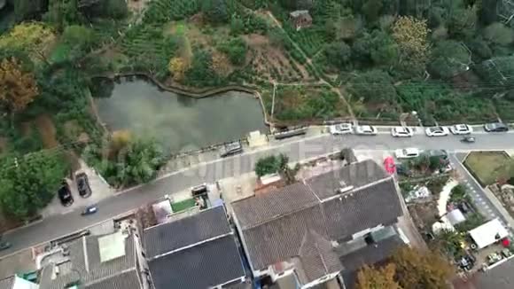 中国乡村丘陵间佛寺鸟瞰图视频的预览图
