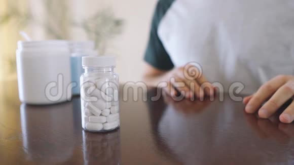 人从药瓶中手拿药片维生素或药物视频的预览图